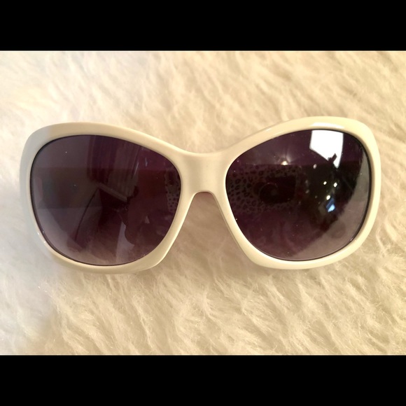 Stylish great looking white and red sunglasses with diamond and chrome accents - Picture 4 of 11